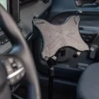 Kiinnitä tablet autoon tukevasti