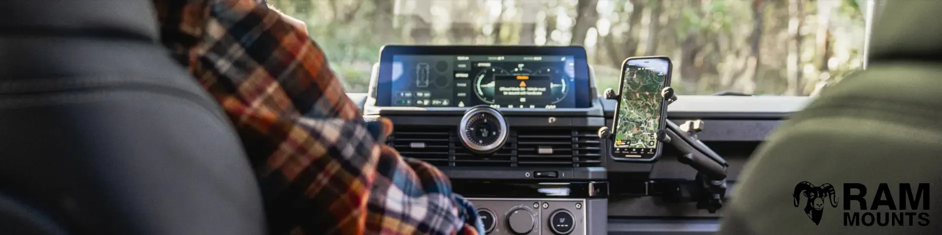 RAM Mouts banneri logolla